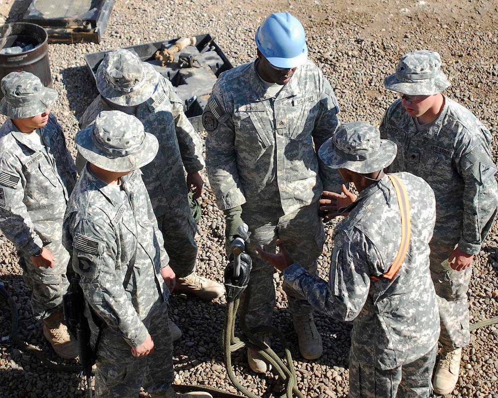 Multi-National Division - Baghdad Soldiers conduct sling load training
