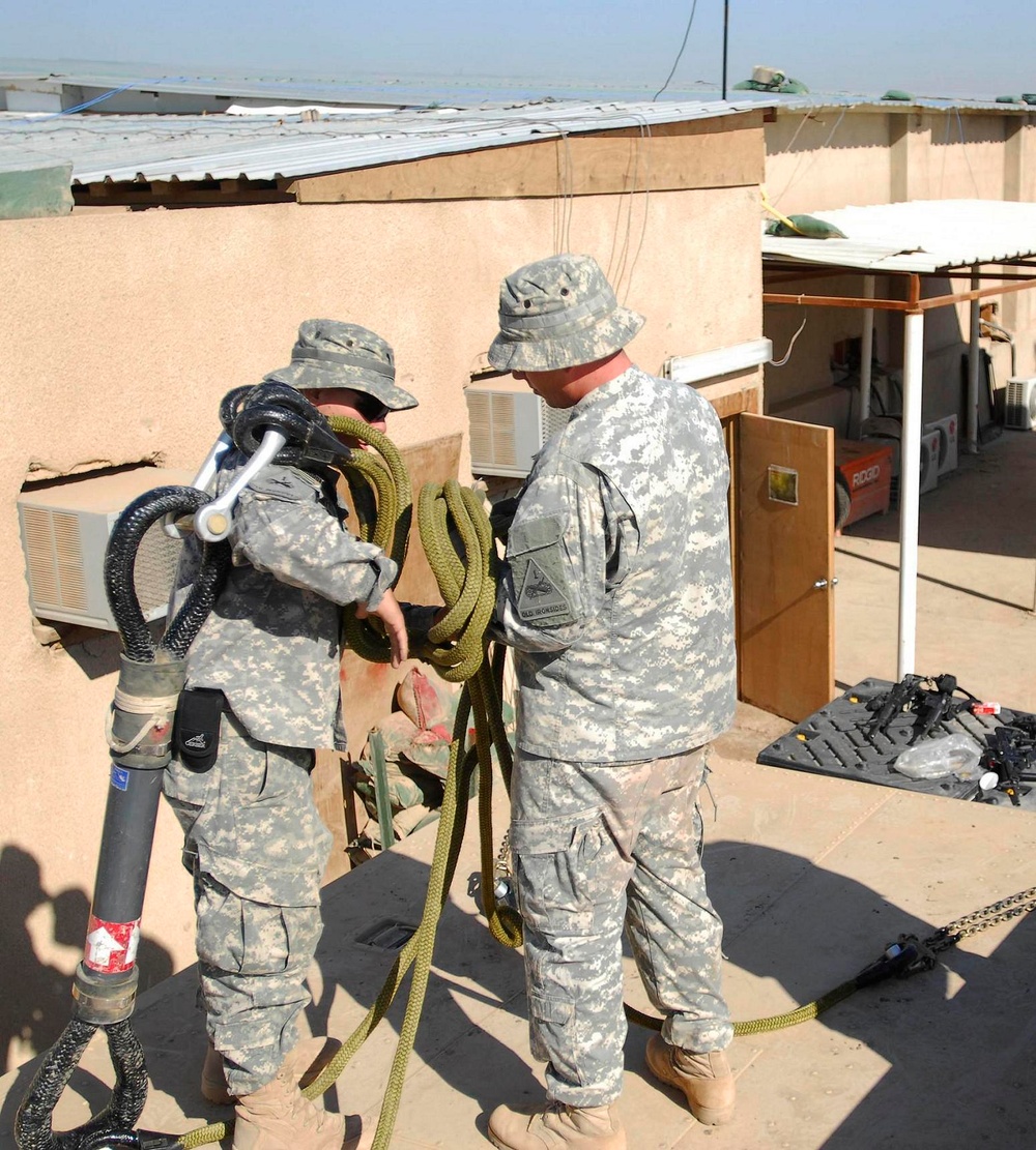Multi-National Division - Baghdad Soldiers conduct sling load training