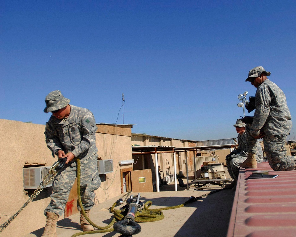Multi-National Division - Baghdad Soldiers conduct sling load training