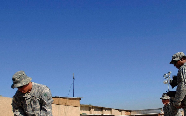 Multi-National Division - Baghdad Soldiers conduct sling load training