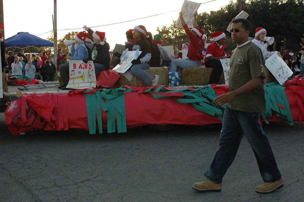 4th Sustainment Brigade Soldiers Volunteer with Nolan Middle School