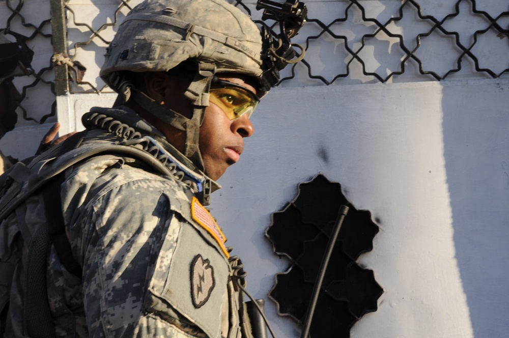 Joint U.S. and Iraqi presence patrol