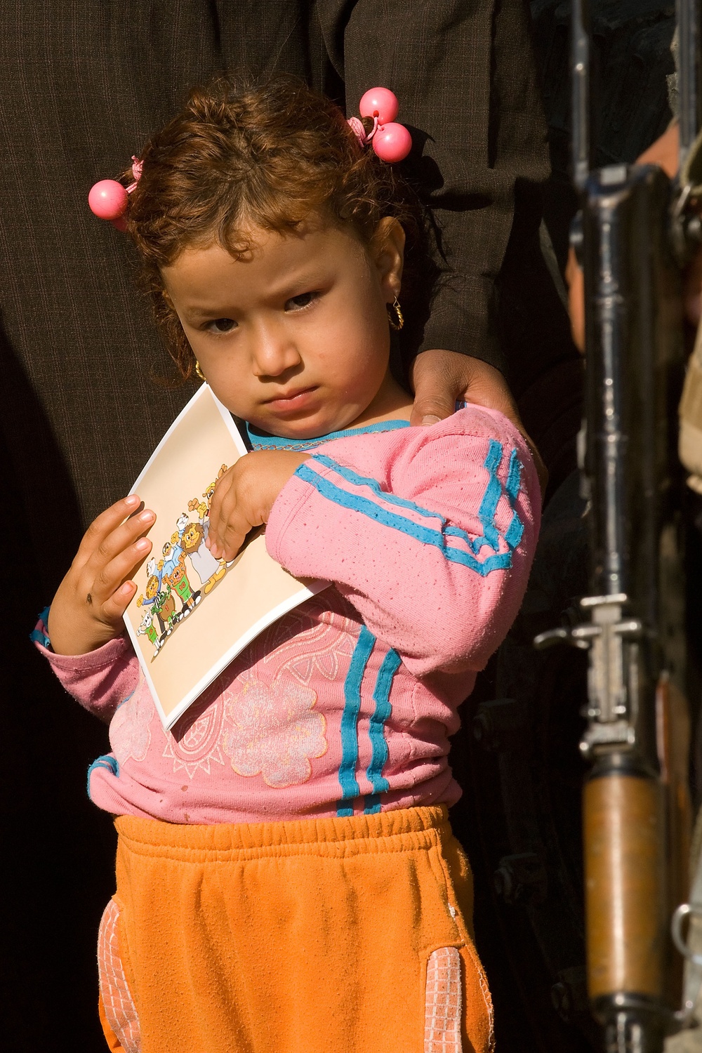 Iraqi army distributes heaters, clothing in Basra