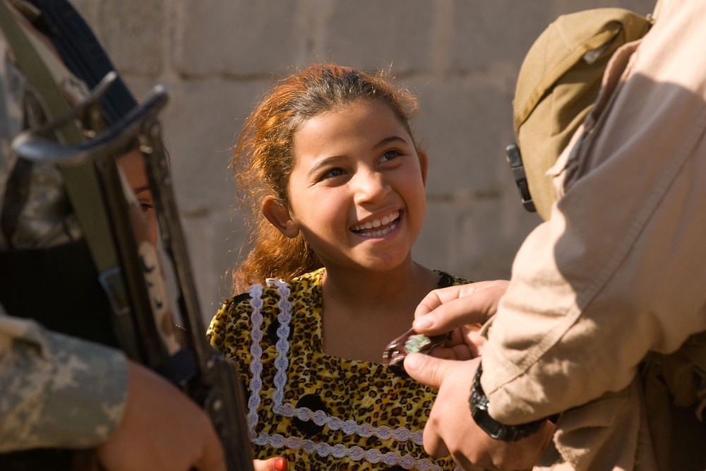 Iraqi army distributes heaters, clothing in Basra