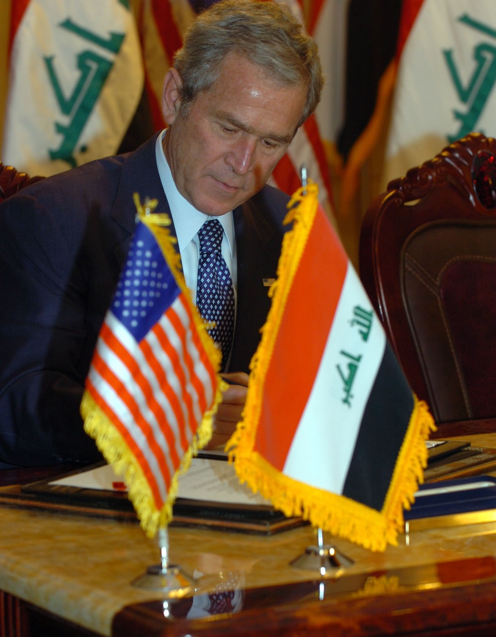 Bush visits Iraq, meets Maliki
