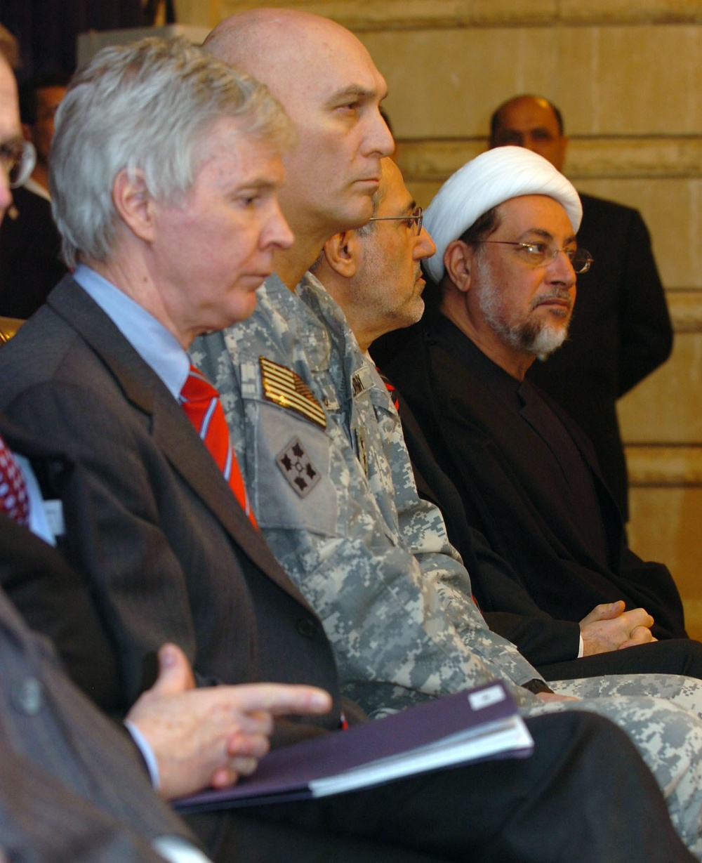 Bush visits Iraq, meets Maliki