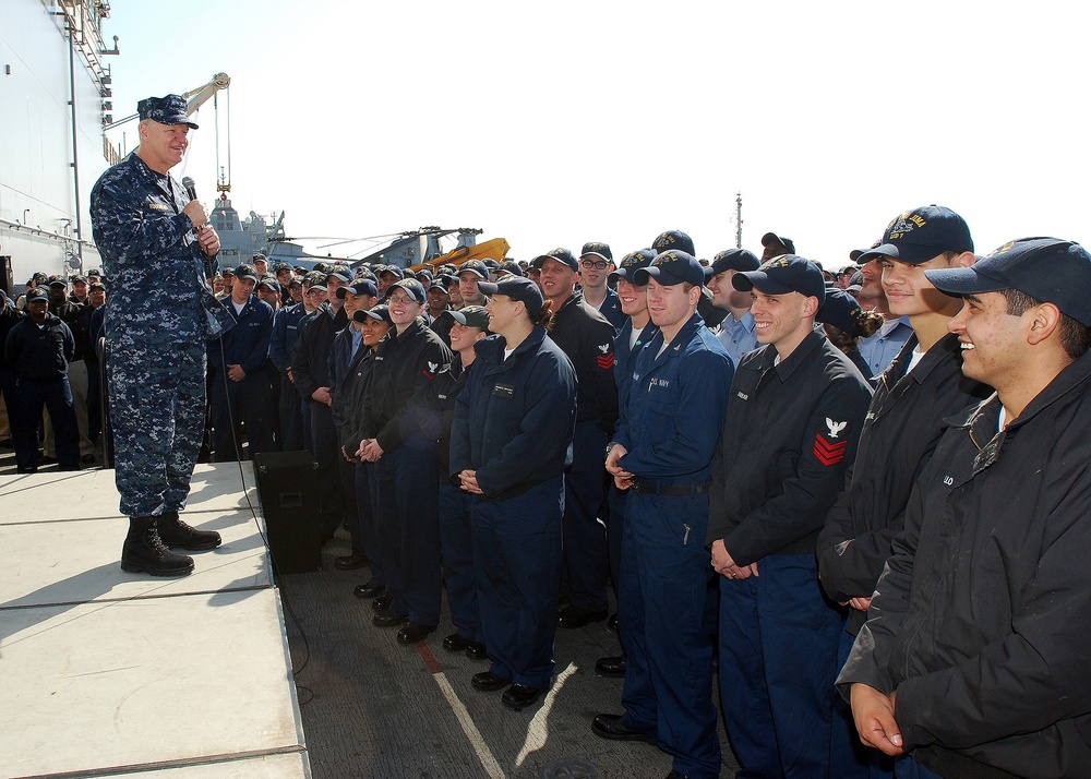 Chief of Naval Operations visits USS San Antonio