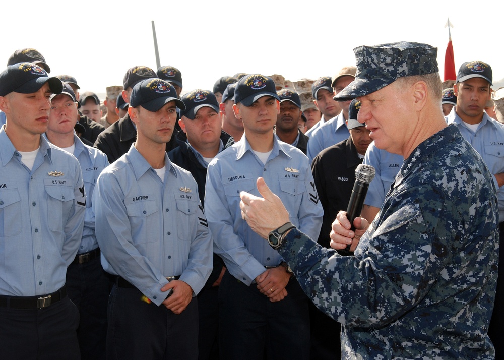 Chief of Naval Operations visits USS San Antonio