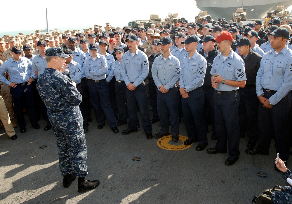 Chief of Naval Operations visits USS San Antonio