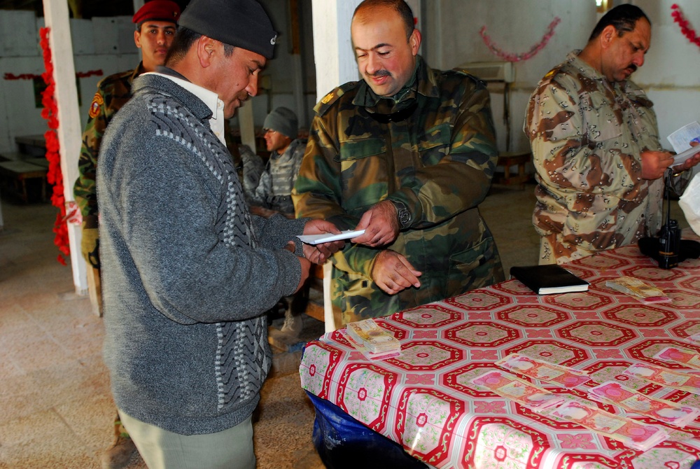 Iraqi Army pays Sons of Iraq, Multi-National Division - Baghdad Soldiers assist