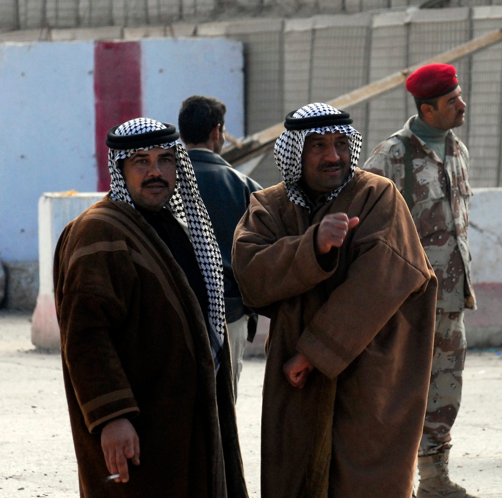 Iraqi Army pays Sons of Iraq, Multi-National Division - Baghdad Soldiers assist