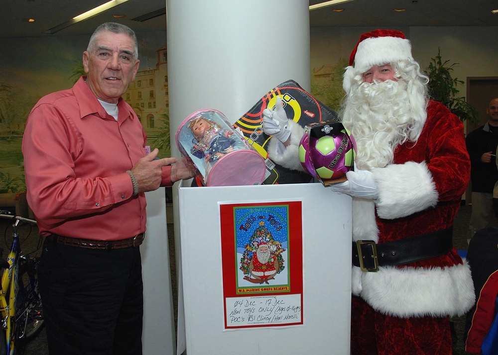 R. Lee Ermey helps Toys for Tots