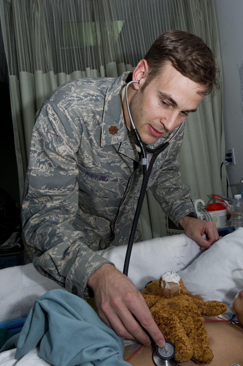 Airmen Forge Iraqi Relationships Through Pediatric Care