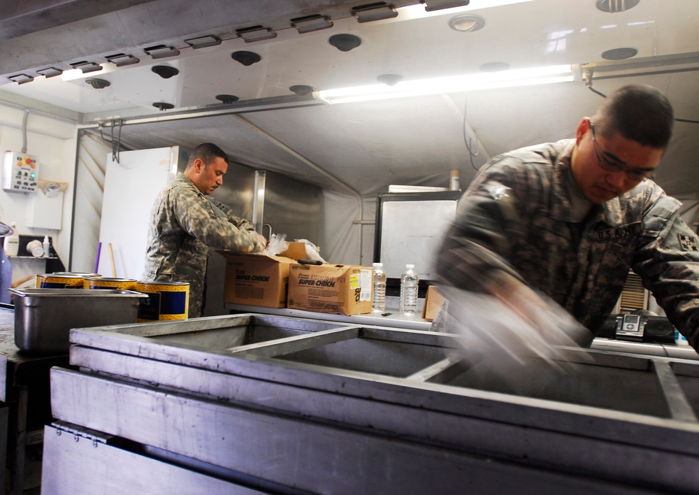 Food service personnel keep Copperhead Soldiers happy before holidays