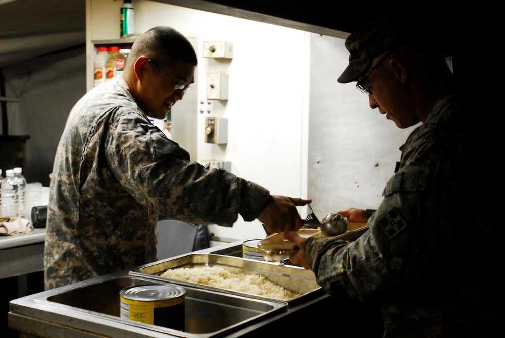 Food service personnel keep Copperhead Soldiers happy before holidays