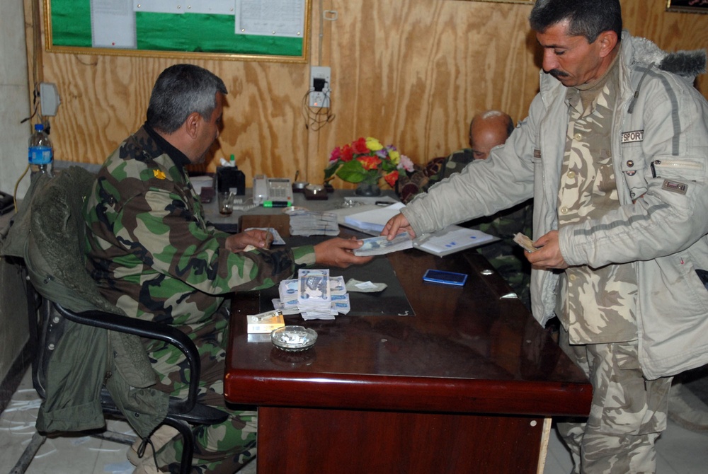 Sons of Iraq receive payments from Iraqi government