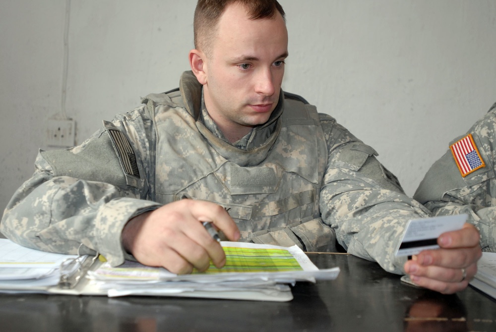 Sons of Iraq receive payments from Iraqi government