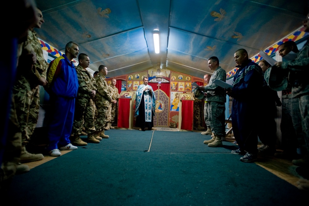 Airmen spread holiday cheer to Romanians