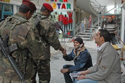 Iraqi Army soldiers seek citizens' assistance to capture criminals