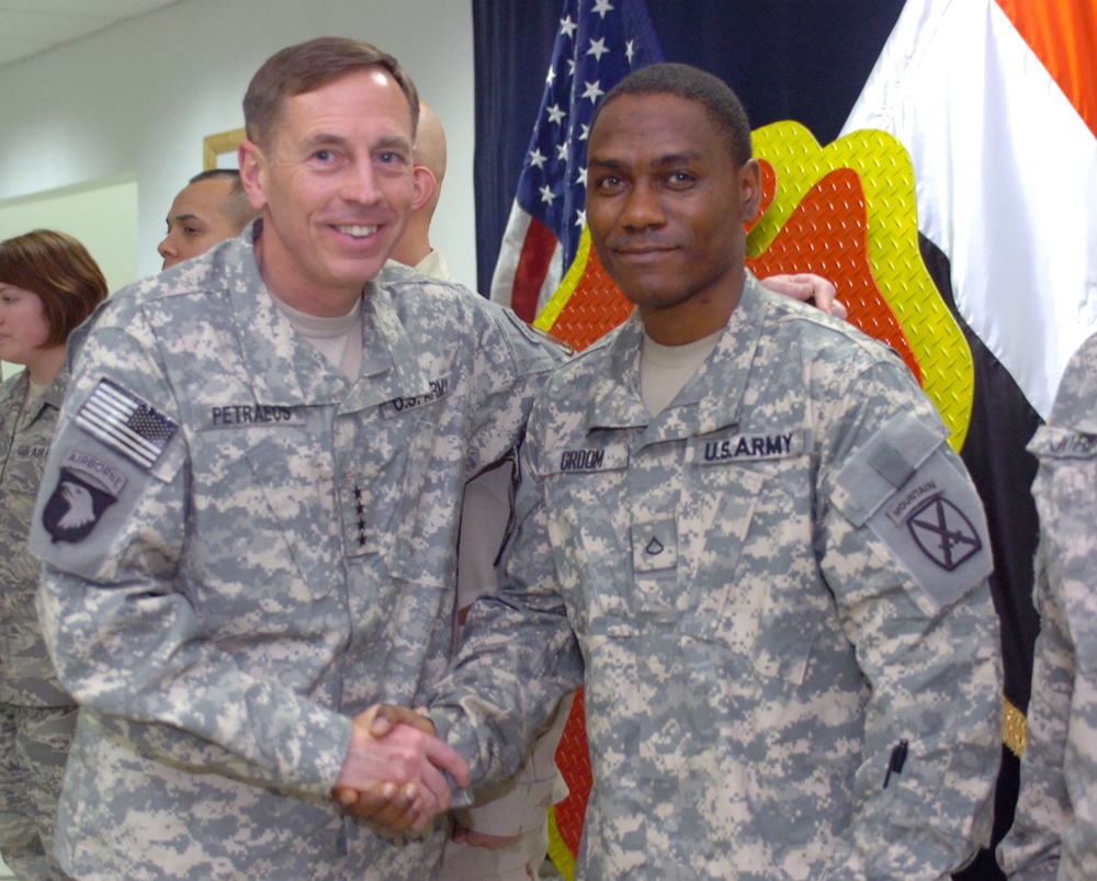 General Petraeus Visits Contingency Operating Base Speicher