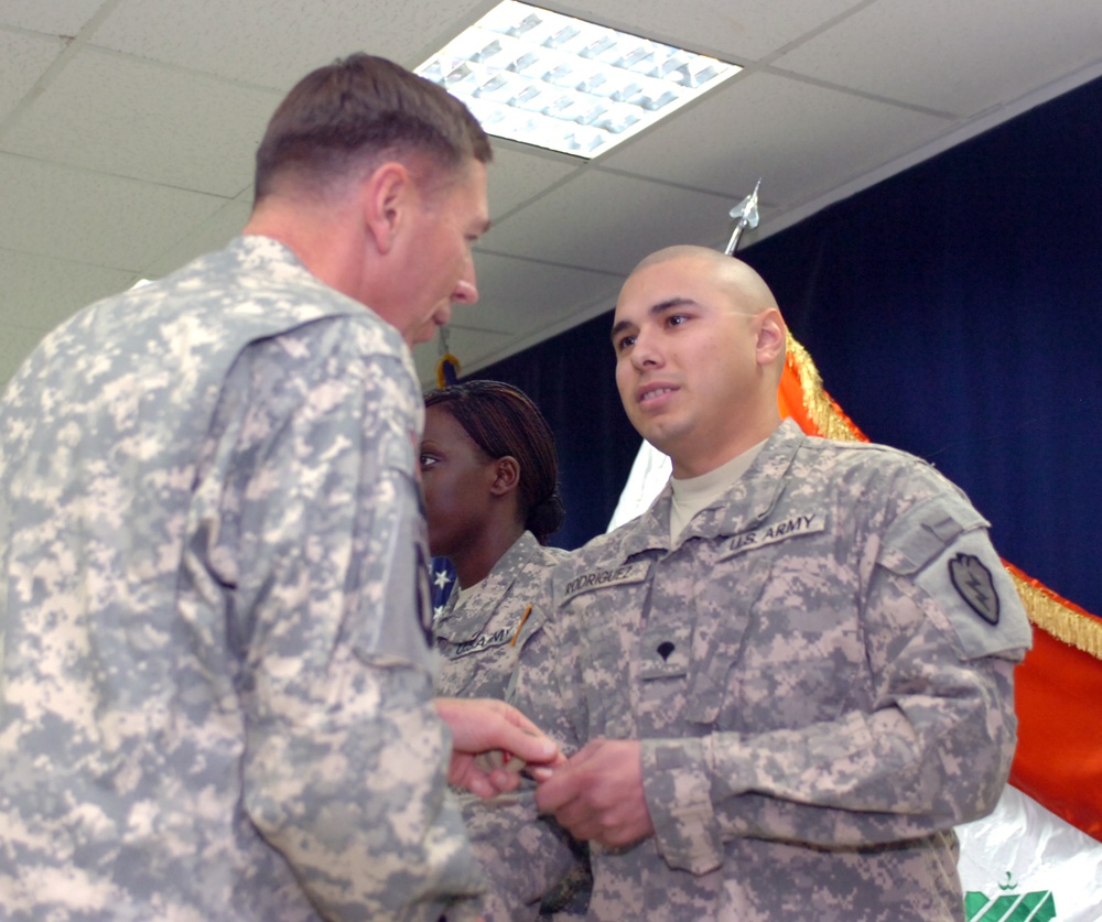 General Petraeus Visits Contingency Operating Base Speicher