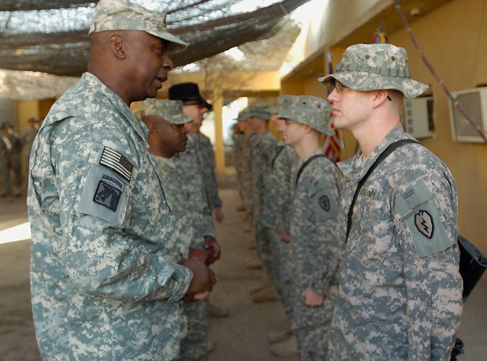 Multi-National Corps- Iraq Commander Conducts Holiday Battlefield Circulation to Bring Message of Thanks to Troops