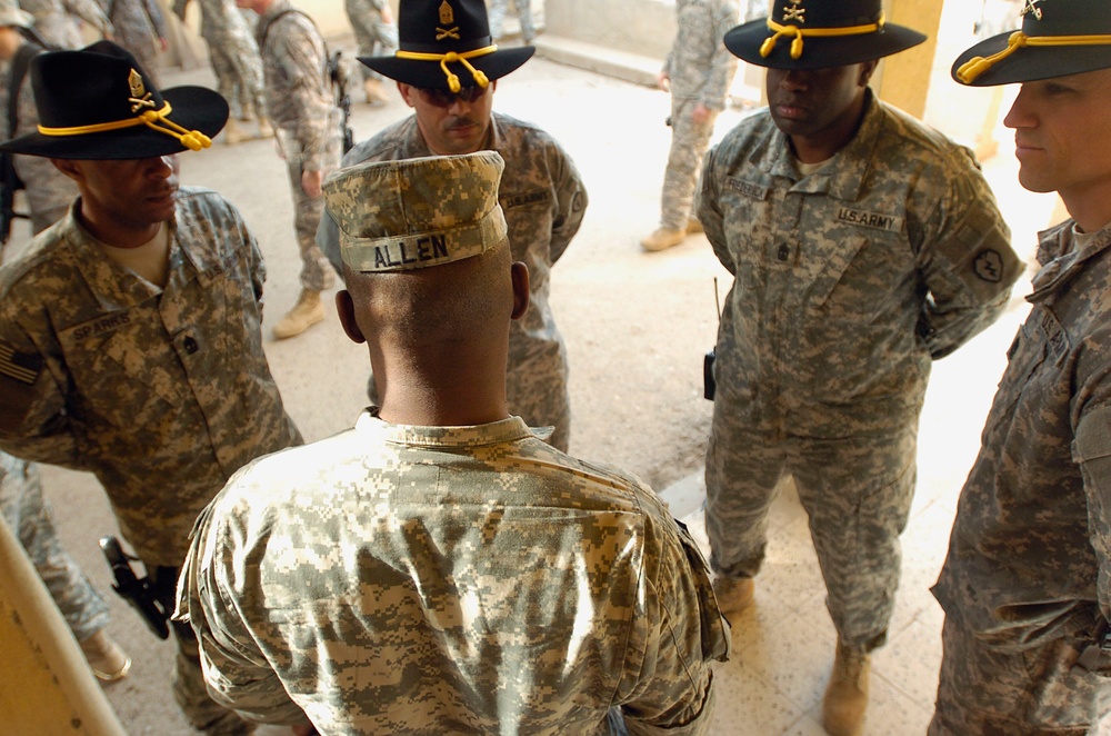 Multi-National Corps- Iraq Commander Conducts Holiday Battlefield Circulation to Bring Message of Thanks to Troops