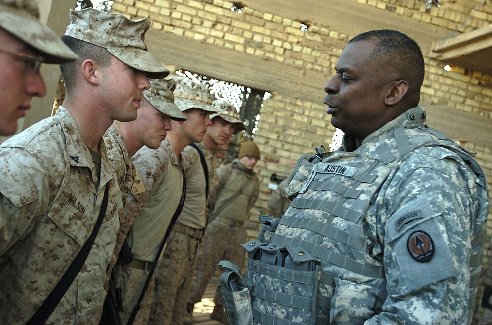 Multi-National Corps- Iraq Commander Conducts Holiday Battlefield Circulation to Bring Message of Thanks to Troops