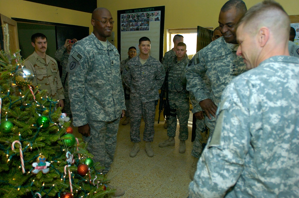 Multi-National Corps- Iraq Commander Conducts Holiday Battlefield Circulation to Bring Message of Thanks to Troops