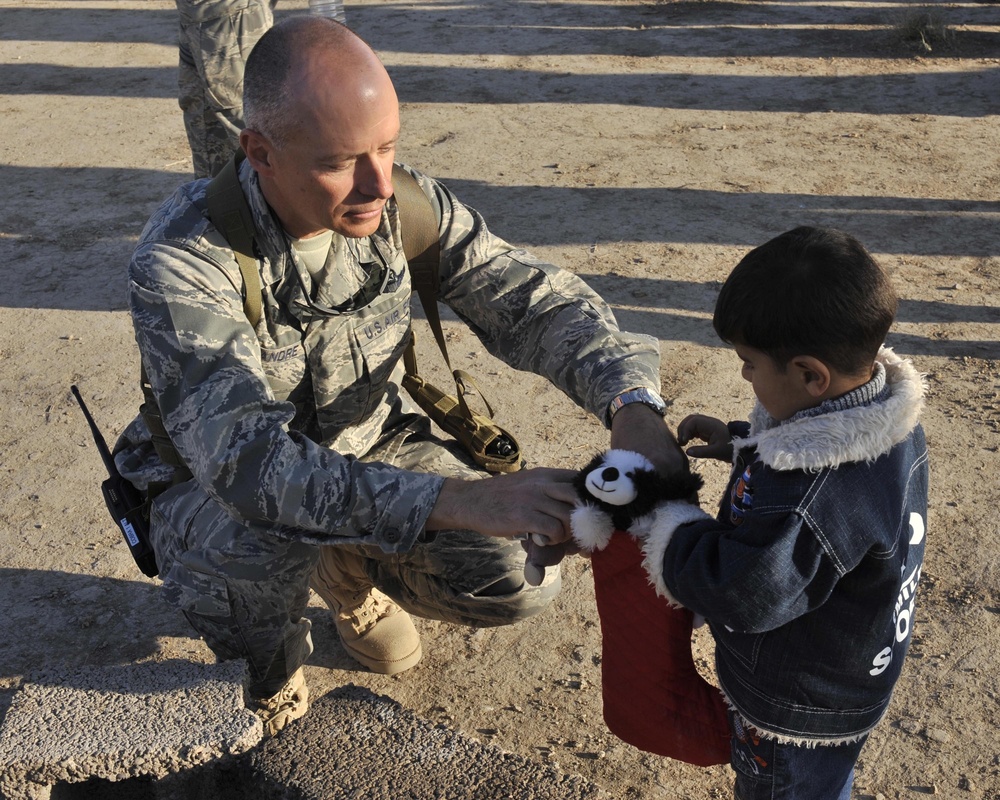 Sather Airmen Bring Holiday Cheer to Iraqi Children, Aid to Families