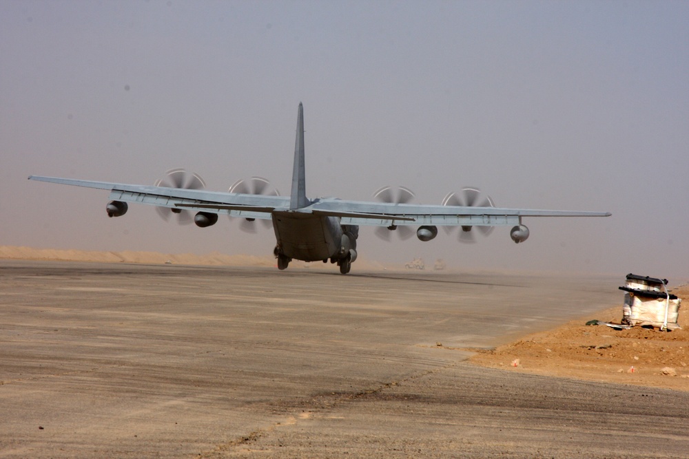 Hercules, repairs on Sahl Sinjar Air Field runway