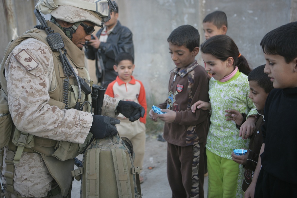 Iraqi police distribute candy, food in Andaloos precint