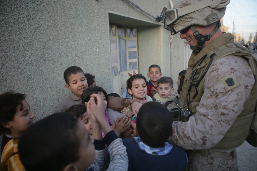 Iraqi police distribute candy, food in Andaloos precint