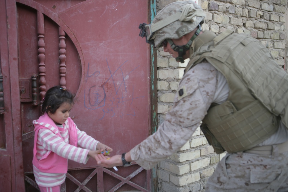 Iraqi police distribute candy, food in Andaloos precint