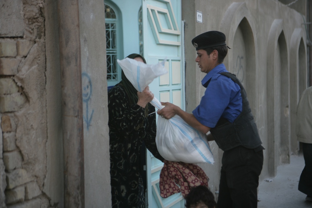 Iraqi police distribute candy, food in Andaloos precint