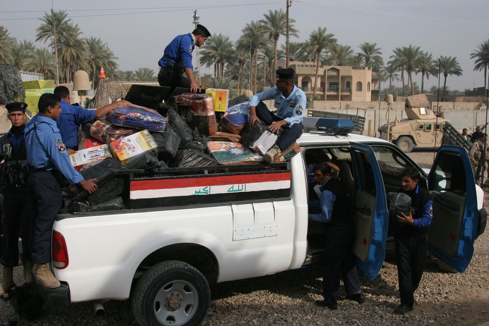 Iraqi police distribute blankets, heaters in Ramadi