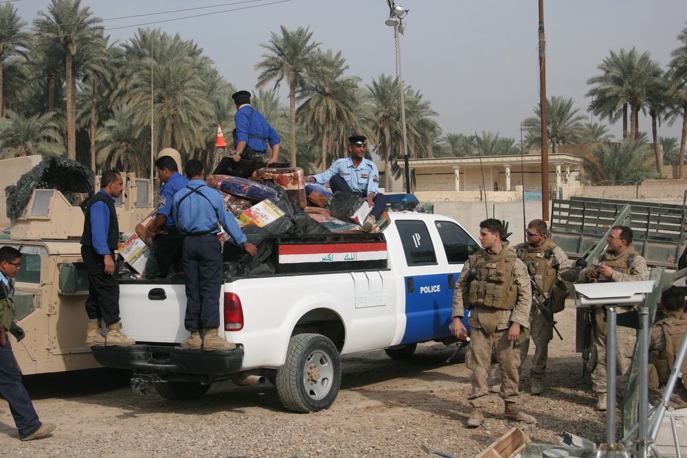 Iraqi police distribute blankets, heaters in Ramadi