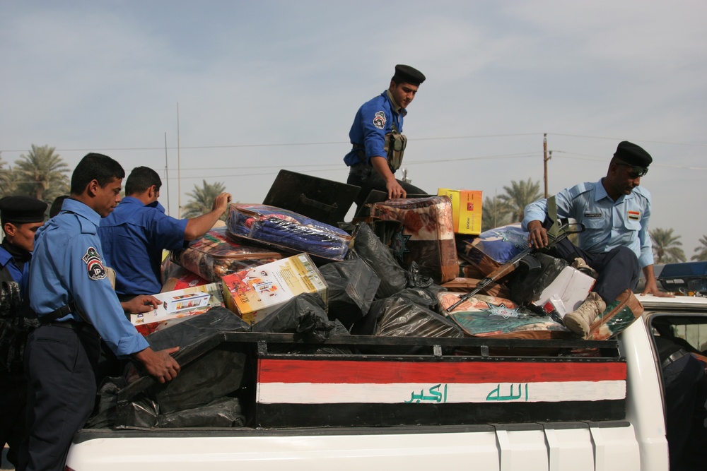 Iraqi police distribute blankets, heaters in Ramadi