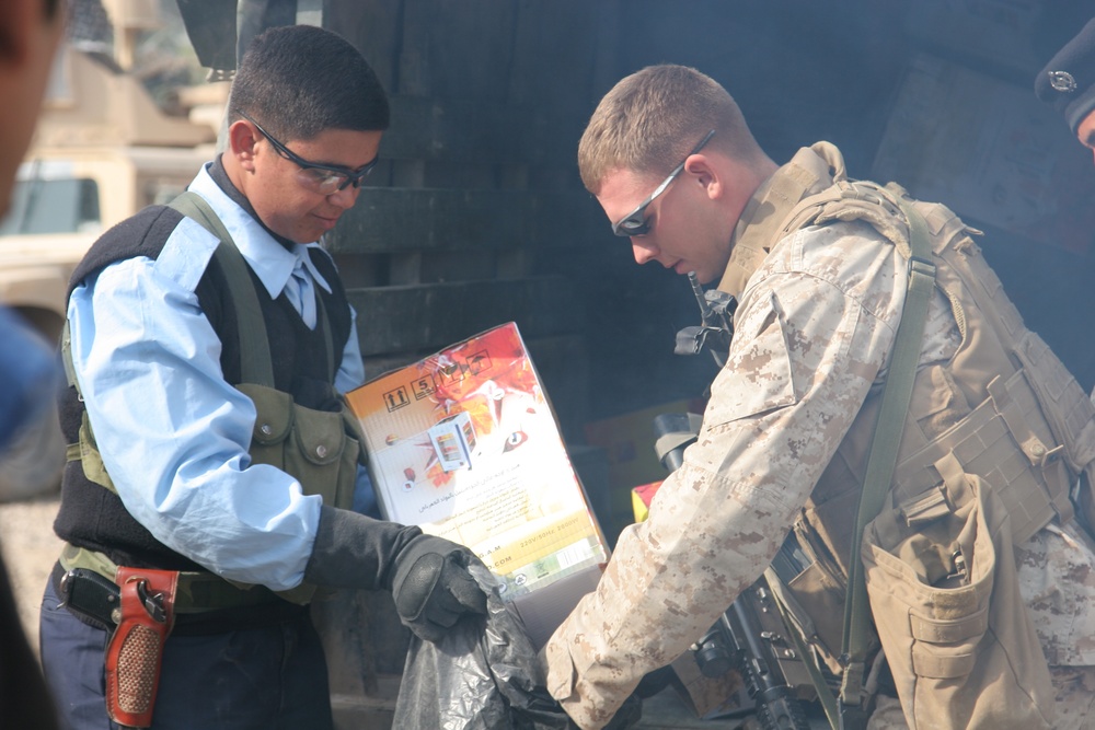 Iraqi police distribute blankets, heaters in Ramadi