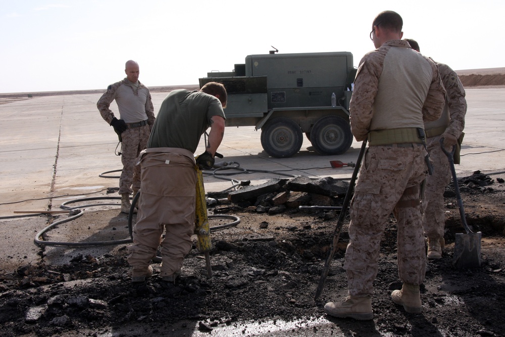 Marines work at Sahl Sinjar Air Field