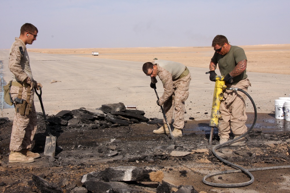 Marines work at Sahl Sinjar Air Field