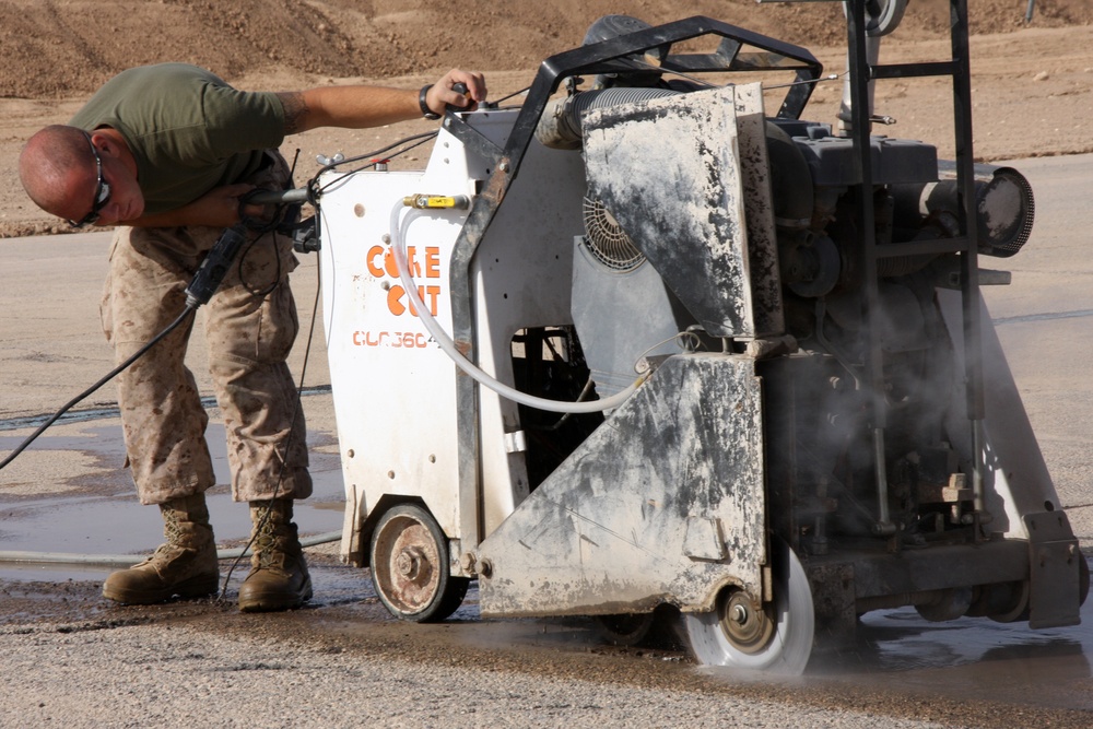 Marines work at Sahl Sinjar Air Field
