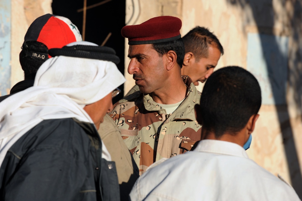 Sons of Iraq payday near the city of Rowad