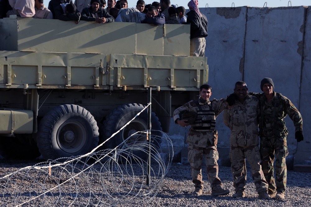 Sons of Iraq payday near the city of Rowad