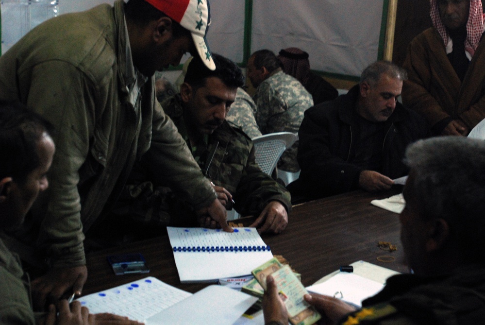 Sons of Iraq payday near the city of Rowad