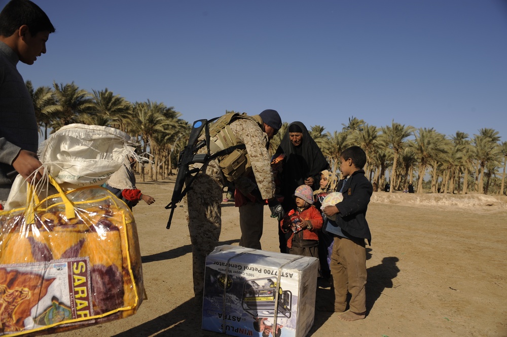 Meet with Sheiks and hand out supplies in Shinafiyah Iraq