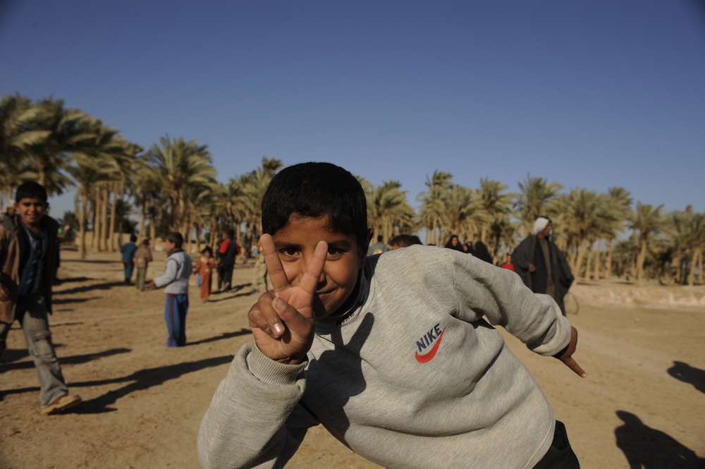 Meet with Sheiks and hand out supplies in Shinafiyah Iraq