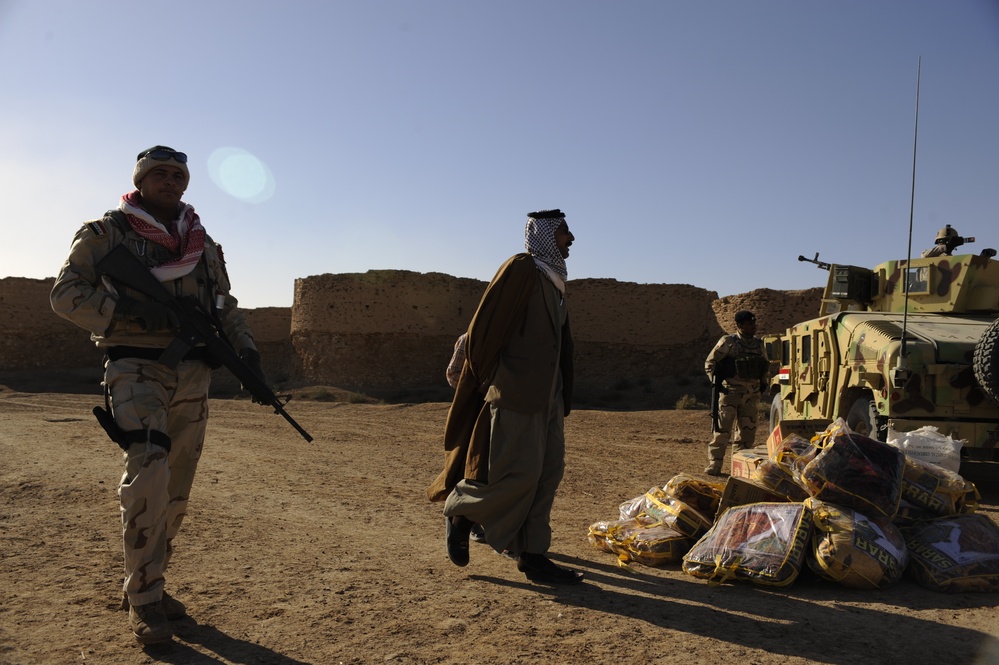 Meet with Sheiks and hand out supplies in Shinafiyah Iraq