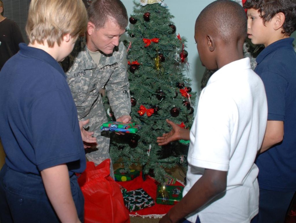 Guardsmen spread Christmas cheer at Louisiana School for the Deaf