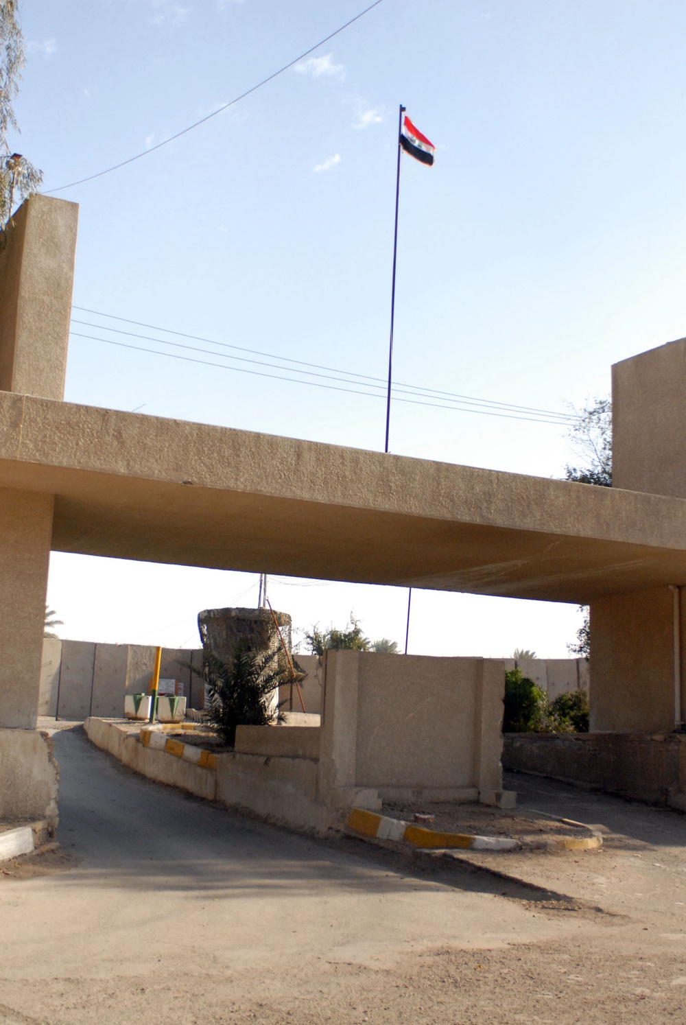 Iraqi Army raises flag on historic day at Forward Operating Base War Eagle